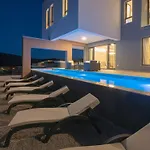 Simun Villa *