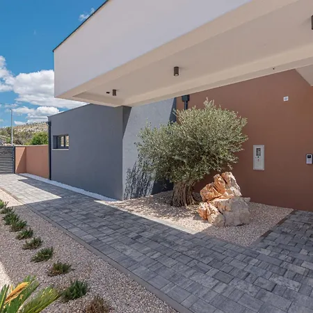 Simun Villa *