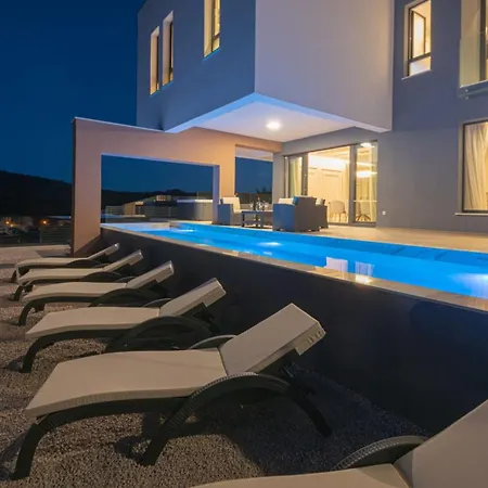 Simun Villa *